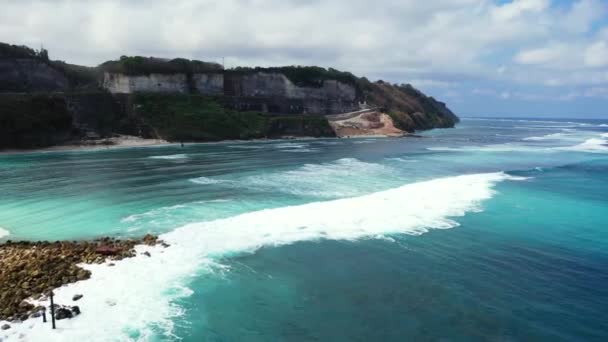 Rocky Cliff Running Waves Exotic Journey Koh Samui Thailand — Stock Video