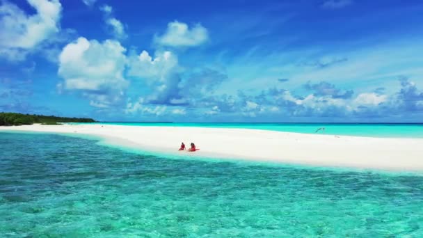 豪華なビーチでの熱帯の休暇の隠れ家 白い砂の上でリラックスしている女性 モルディブ — ストック動画