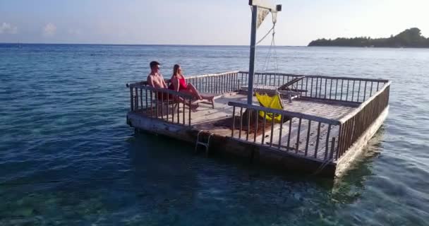 Pasangan Bahagia Berenang Atas Ponton Kayu Air Laut Saat Matahari — Stok Video