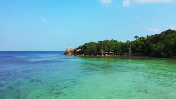Rivage turquoise de l'île verte. Détente estivale à Malaisie, Asie.