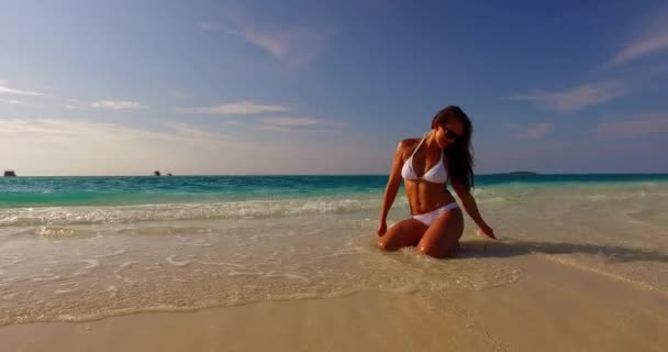 Neşeli Genç Kız Maldivler Egzotik Bir Tatil Yapıyor — Stok video