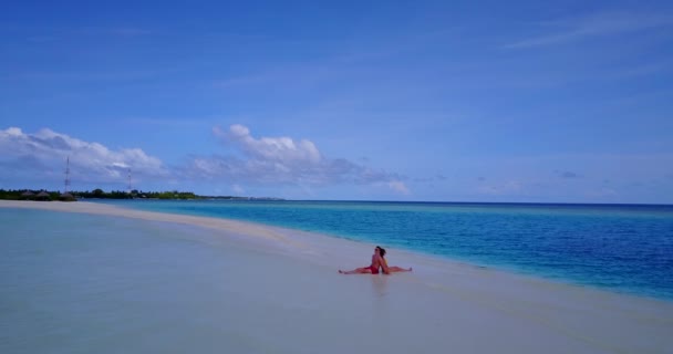 Отдыхающие Романтические Влюбленные Отдыхают Песке Морю Таиланде — стоковое видео
