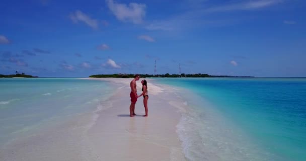 Mladý Pár Relaxovat Společně Letní Dovolené Maledivách — Stock video