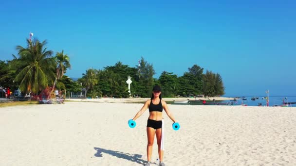 Mädchen Mit Mütze Beim Training Der Küste Der Tropischen Insel — Stockvideo
