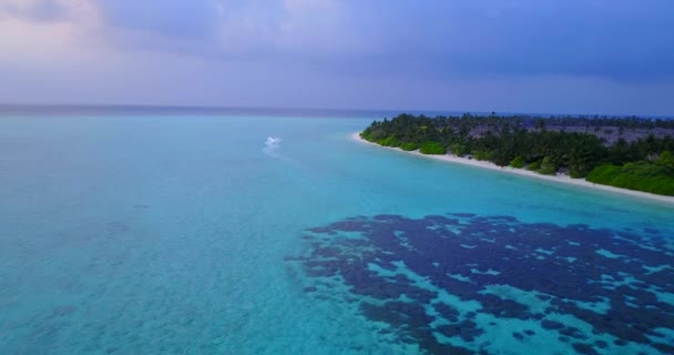 Impresionante Isla Verde Con Una Tranquila Costa Con Aguas Turquesas — Vídeos de Stock