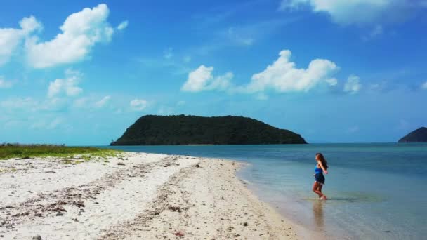 Vista Uma Menina Andando Praia Areia Pensando Algo — Vídeo de Stock