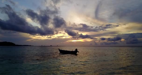 Одинокая Лодка Качающаяся Волнам Закате Летний Отдых Бали Индонезия — стоковое видео