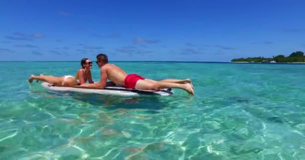 Joven Mujer Nadan Tabla Surf Mar Hermosa Pareja Descansando Resort — Vídeos de Stock