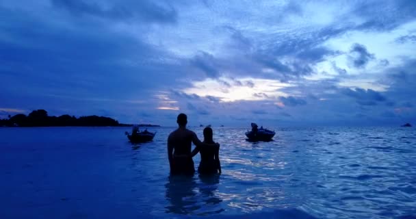Молодой Человек Женщина Стоят Море Обнимают Воду Закате Прекрасная Пара — стоковое видео