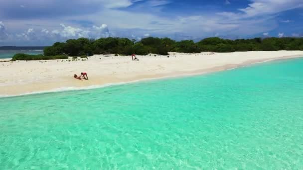 Vista Aérea Hermosas Chicas Jóvenes Playa Tropical — Vídeos de Stock