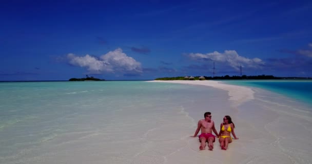 Casal Jovem Relaxando Juntos Férias Verão Maldivas — Vídeo de Stock