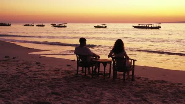 Romantisch Paar Zitten Stoelen Buurt Van Tafel Genieten Van Zonsondergang — Stockvideo