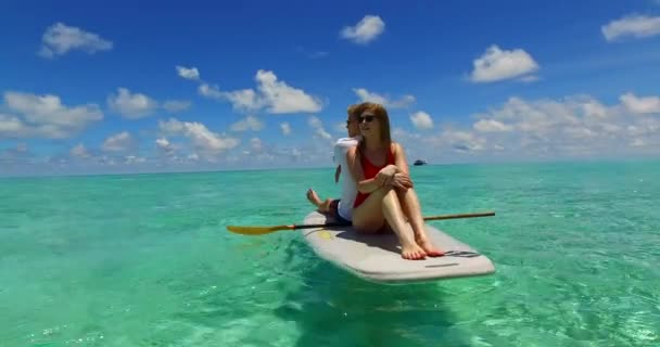 Mann Mit Seiner Attraktiven Freundin Die Tropischen Ozean Ruht Video — Stockvideo
