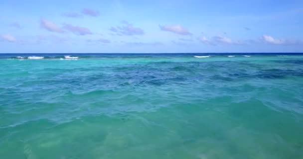 在绿松石清澈的水面上的鸟瞰录像 — 图库视频影像