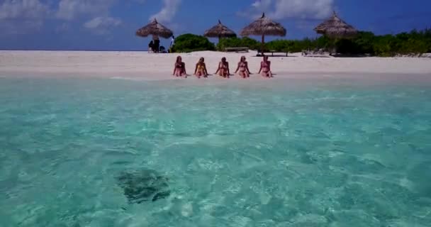 Video Solbrända Flickor Bikini Liggande Den Vita Sandstranden Och Sola — Stockvideo
