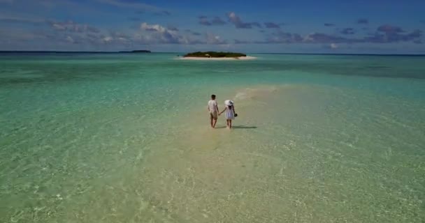 Молодий Чоловік Жінка Ходять Морській Воді Красива Пара Відпочиває Тропічному — стокове відео