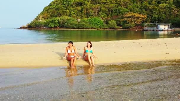 Duas Jovens Amigas Biquíni Deitado Costa Mar Banhos Sol Mulheres — Vídeo de Stock