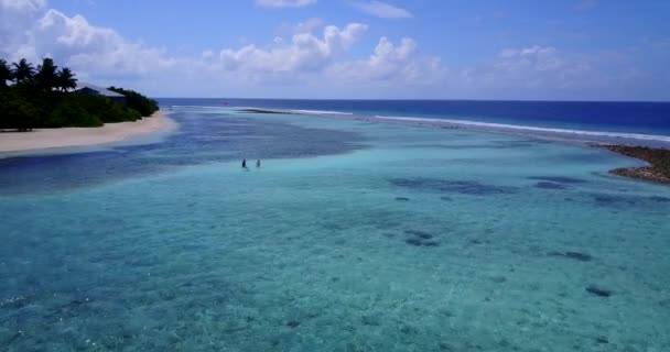 Ondiep Water Buurt Van Eiland Overdag Zomer Reis Naar Malediven — Stockvideo