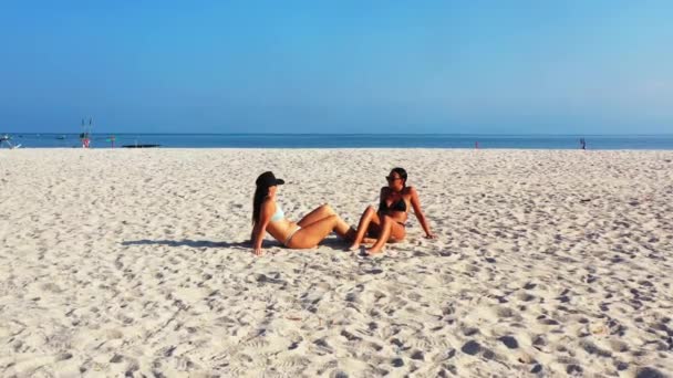 Красивые Подруги Загорают Песчаном Пляже — стоковое видео