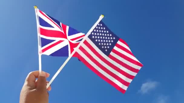 Pessoa Segurando Bandeiras Reino Unido Dos Eua Mão Férias Exóticas — Vídeo de Stock