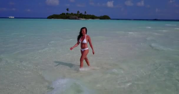 Vista Aérea Mujer Bikini Caminando Agua Las Islas Tropicales — Vídeo de stock