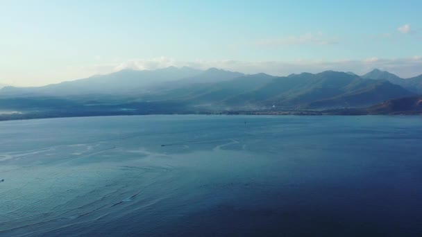 Pulau Dengan Pegunungan Hijau Dengan Laut Hangat Pemandangan Pemandangan Laut — Stok Video