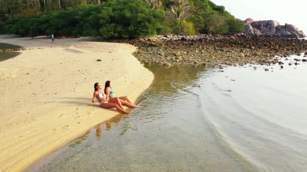 Zwei Junge Freundinnen Bikini Liegen Der Küste Und Sonnen Sich — Stockvideo