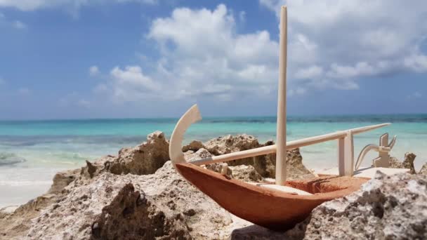 Деревянная Игрушечная Лодка Океан Пляже Фоне — стоковое видео