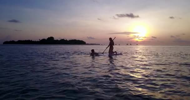 Lustiges Paar Auf Surfbrett Beim Gemeinsamen Surfen Meer Bei Sonnenuntergang — Stockvideo