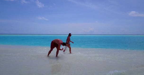 Tropikal Kumlu Sahilde Tatilin Tadını Çıkaran Sevimli Genç Çift Seyahat — Stok video