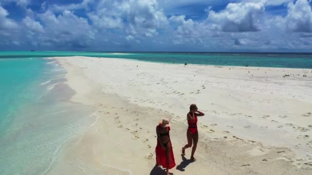 Καλοκαιρινές Εξωτικές Διακοπές Γυναίκες Χαλαρώνουν Στην Παραλία Λευκή Άμμο Στο — Αρχείο Βίντεο