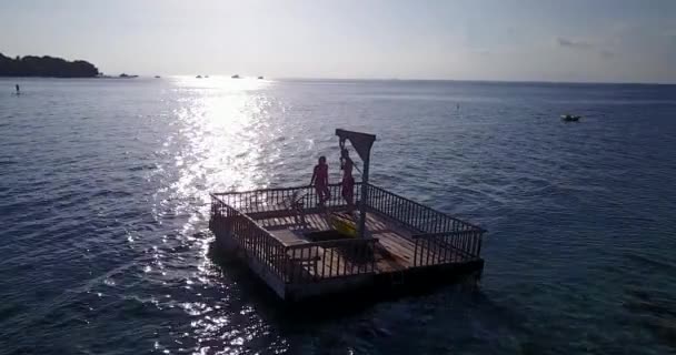 Pasangan Manis Bersenang Senang Pantai Belakang Langit Biru Dan Laut — Stok Video