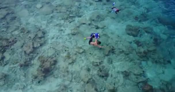 Вид Зверху Дівчину Хлопця Який Плаває Кришталевому Океані Концепція Літнього — стокове відео