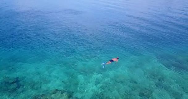 Hermosa Vista Del Agua Cristalina Turquesa República Dominicana Hombre Nadando — Vídeo de stock