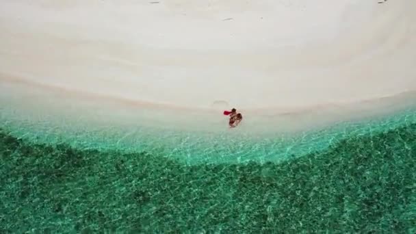 Tropikalny Wypad Luksusową Plażę Kobiety Relaksujące Się Białym Piasku Czystym — Wideo stockowe