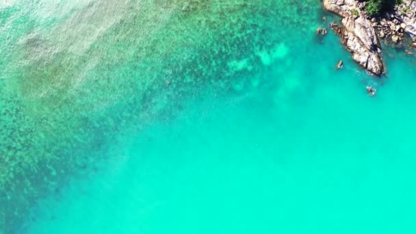 绿松石海岸与岩石 巴厘岛的海景景观 — 图库视频影像