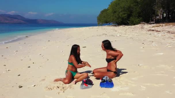 Красивые Молодые Женщины Загорают Тропическом Пляже — стоковое видео