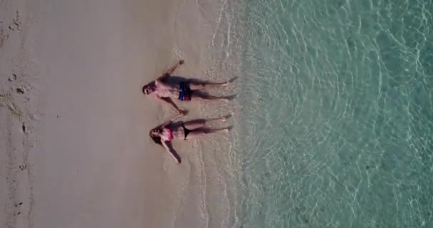 Feliz Casal Romântico Praia Tropical — Vídeo de Stock