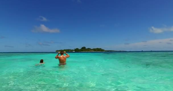 남녀가 바다에서 수영하고 있습니다 아름다운 부부가 휴양지에서 — 비디오
