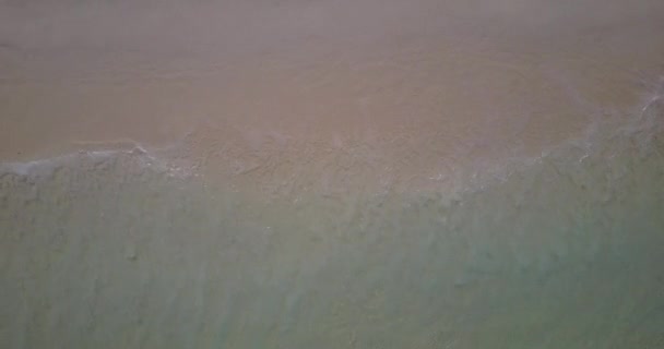  Voyage aux îles de la Barbade, Caraïbes. Surface de la mer turquoise ondulée avec sable blanc.