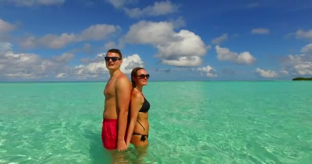 若いですカップルで愛を楽しみ 熱帯の島の美しい海で休んで 旅行のコンセプト映像 — ストック動画