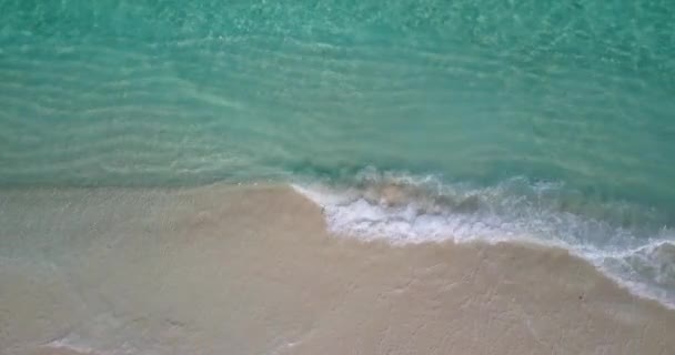Lugn Strand Med Klar Sand Och Lugnt Vatten Njuter Tropisk — Stockvideo