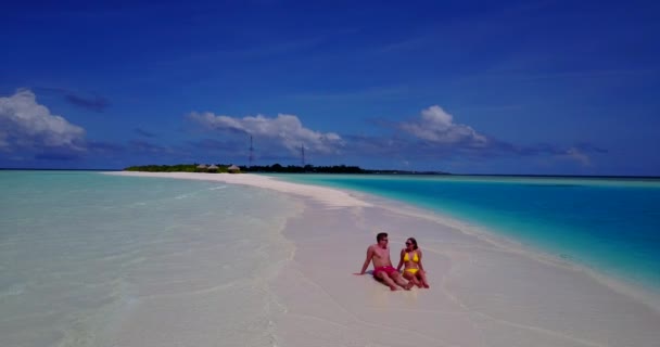 年轻貌美的夫妇在热带岛屿附近的海滩上休息和度假 夏季旅游的理念 — 图库视频影像