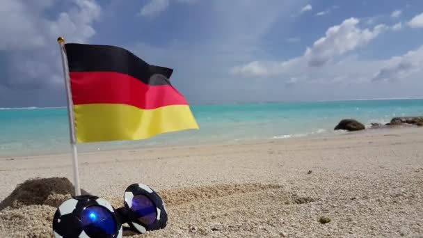 Gafas Sol Con Bandera Alemana Ondeando Playa Escena Vacaciones Tailandia — Vídeos de Stock