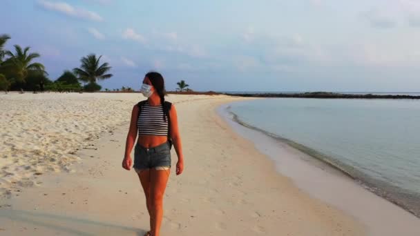 Blick Auf Ein Mädchen Mit Maske Das Sandstrand Spaziert — Stockvideo