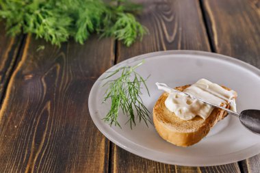 Yumuşak peynir ekmek üzerine