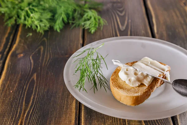 Yumuşak peynir ekmek üzerine