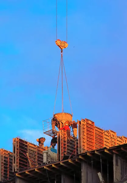 Şantiyede beton dökme