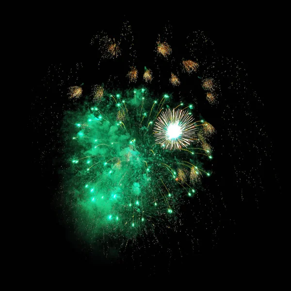 Gece havai fişek farklı renkleri siyah bir zemin üzerine