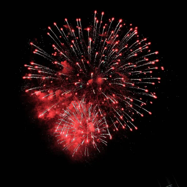 Gece havai fişek farklı renkleri siyah bir zemin üzerine